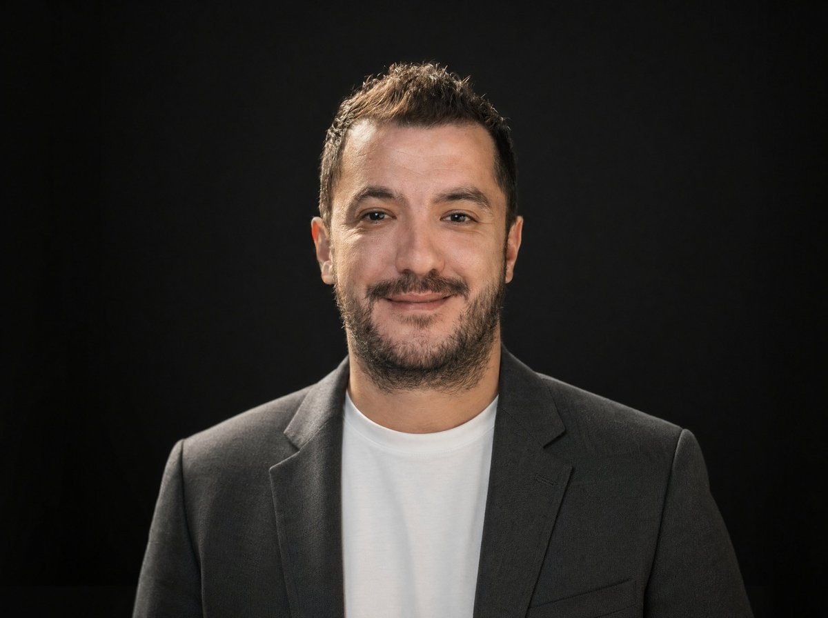 Ritratto professionale LinkedIn su sfondo scuro