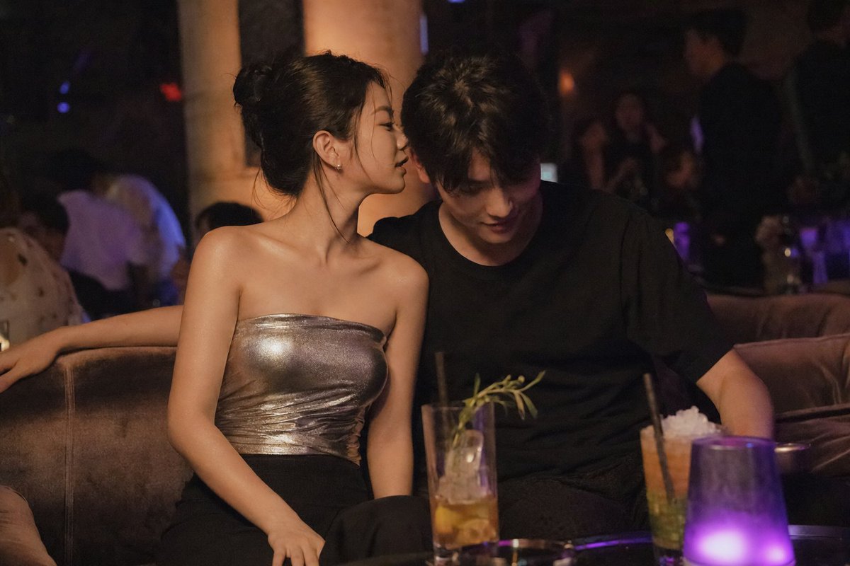 Intimate Club VIP Lounge Moment (1/2)