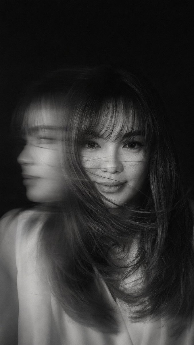 Portrait de mouvement cinématographique noir et blanc (1/2)