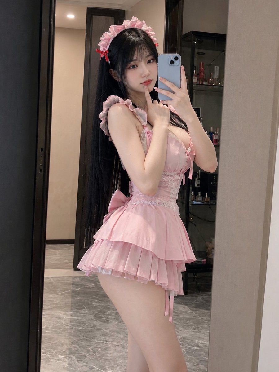 Selfie no Espelho com Roupa de Empregada Rosa (1/2)