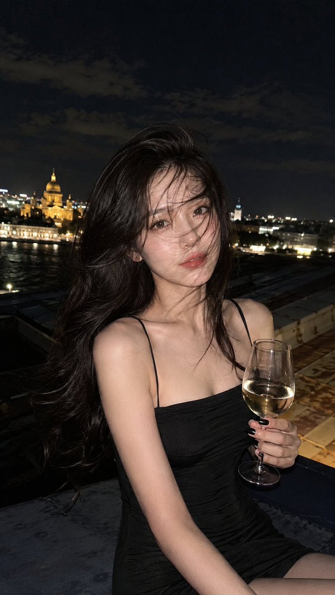 Portrait de nuit sur un toit à Saint-Pétersbourg