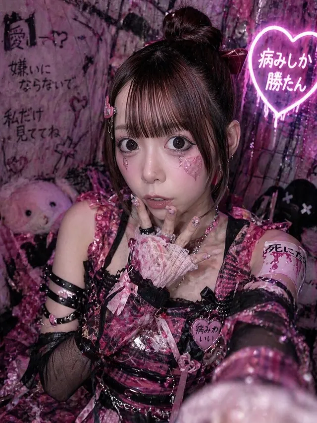 Yami Kawaii Idol Selfie