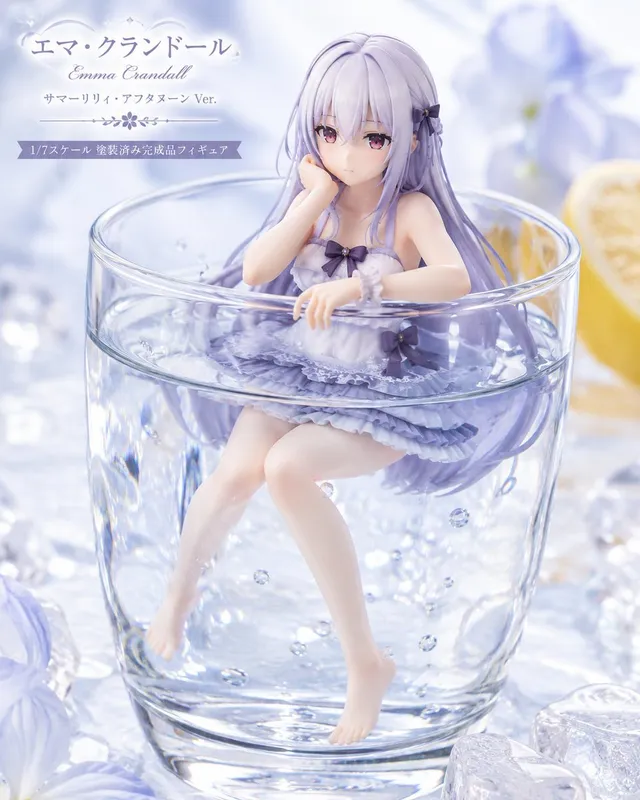 きらめくグラスの中のパステルアニメフィギュア